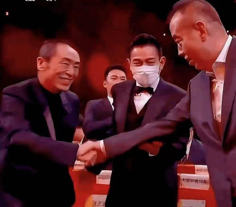 张艺谋 握手,然后才和刘德华握手,场面有点尴尬,不过陈凯歌先和张艺谋