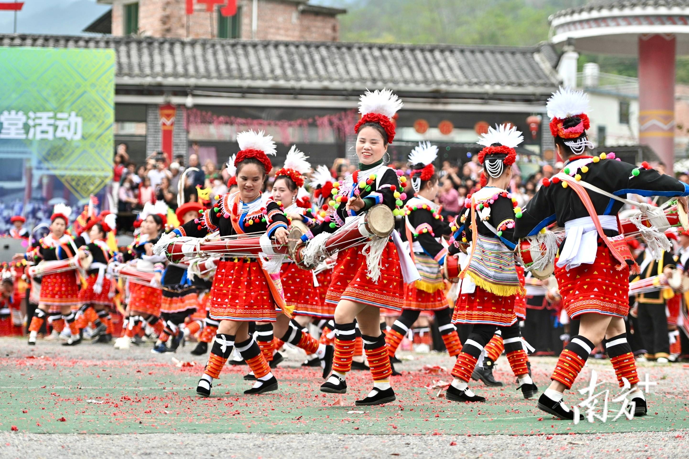 "耍歌堂"点燃连南最炫瑶族风丨跟着瑶族舞曲》去旅行系列报道