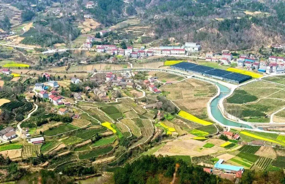 在保康县店垭镇的东南部,群山环绕之中