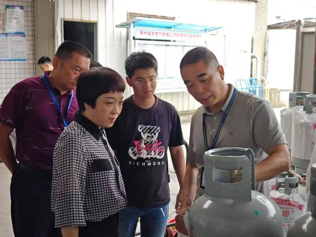 16日下午,市局党组书记陈晓丹,副局长庄英群带队深入湘桥区,检查潮州