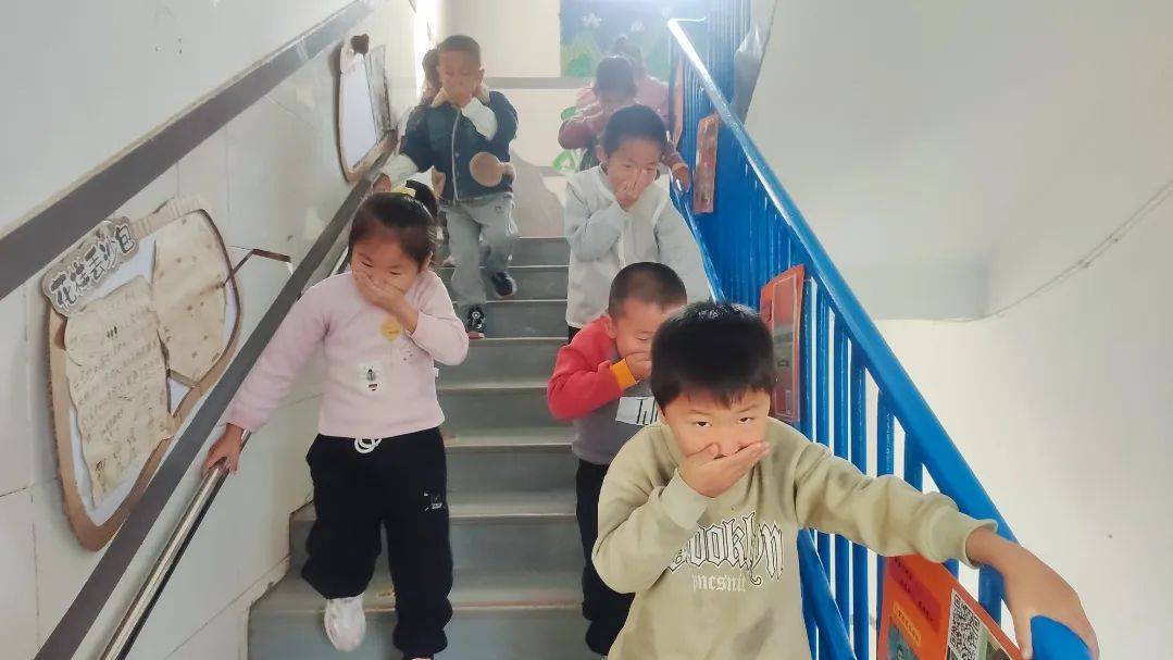 守护童真世界——庞家佐镇中心幼儿园开展消防安全逃生演练_活动_火灾