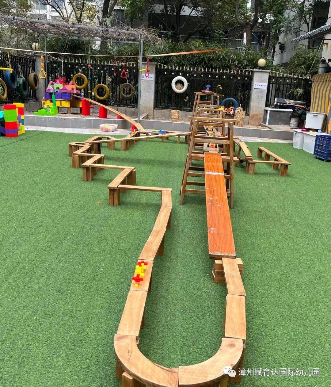 城市"高架桥"搭建在建构过程中幼儿自由自愉悦