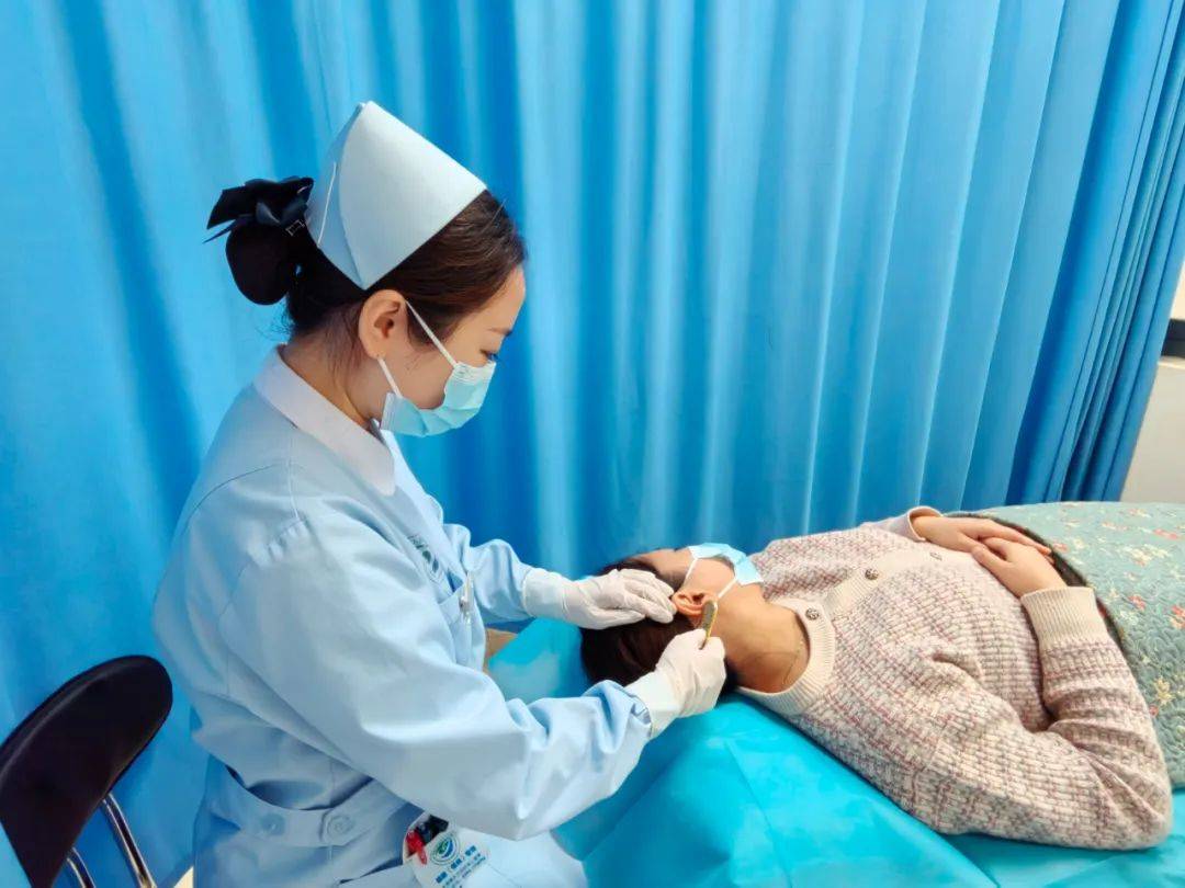 中医耳部全息铜砭刮痧,成功缓解患者耳鸣困扰