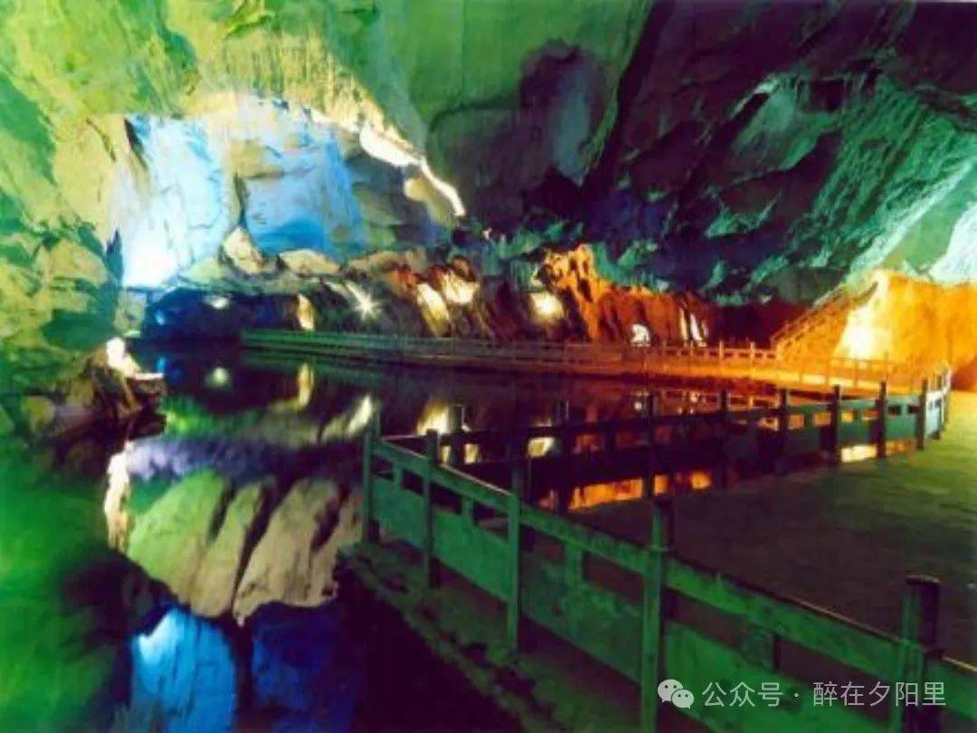 峡谷峰林台地溶洞瀑布构造形迹等为主体——湖南凤凰国家地质公园