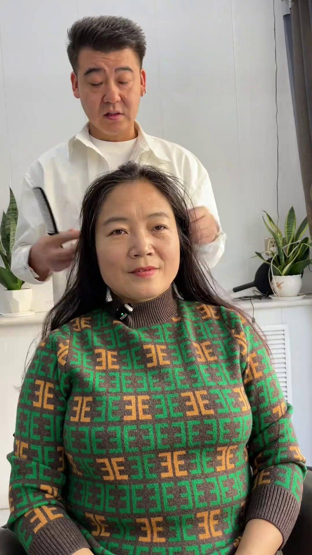 五十岁大圆脸姐姐头发细软少挑战短发后完全换个人,特别时尚减龄显