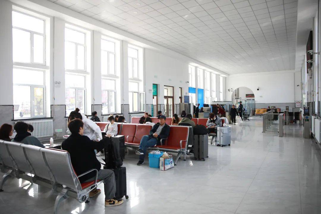 重新调整通北,朗乡等车站进出站闸机数量,将康金井,桃山站售票室移至