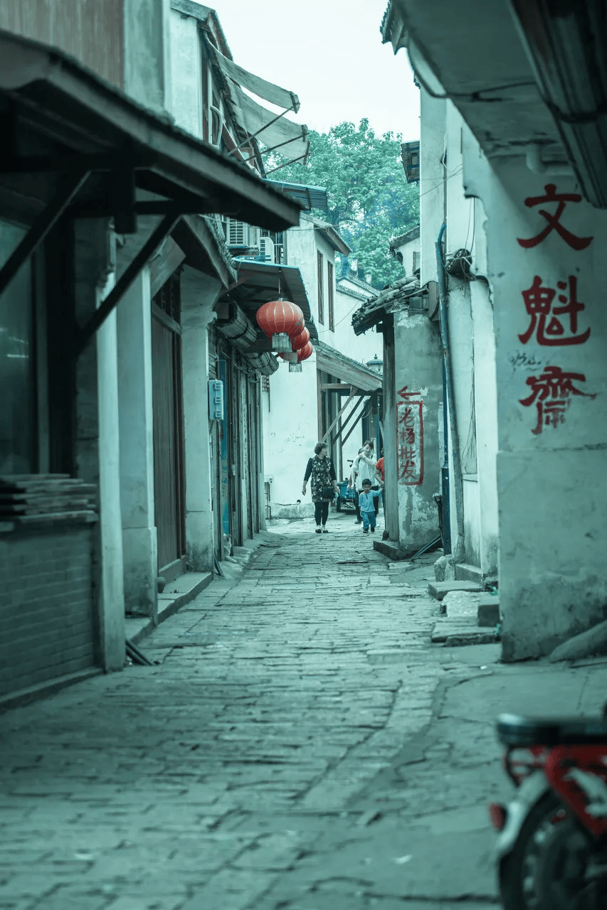 也有新兴的手工艺品店,它们相互映衬,共同构成了正仪老街独特的商业