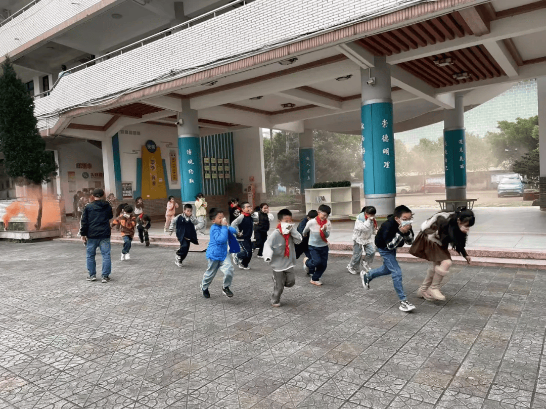 钱库三小开展消防安全疏散演练暨法治讲座