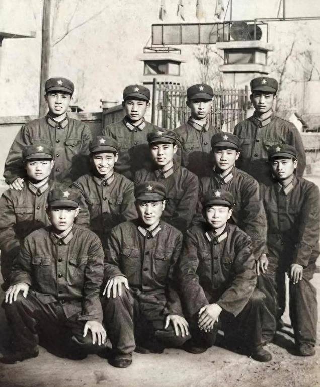 父亲68年入伍,退伍常联系战友聚会,今年却说:没有不散