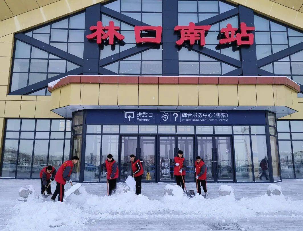 "携手"火焰蓝":青年力量在清雪除冰中的温暖联动