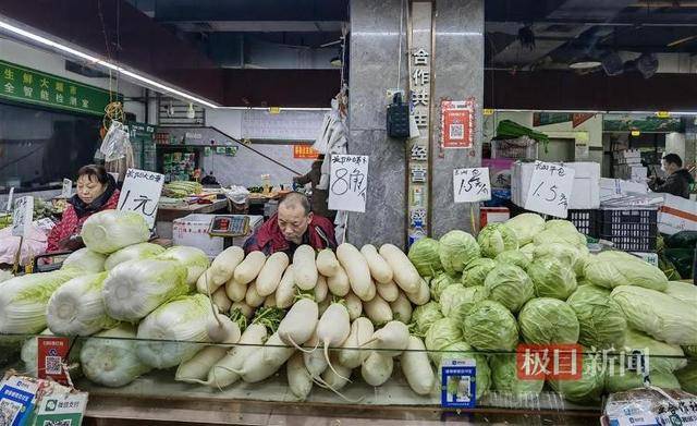 气温“拉”着菜价一起下降，消费量大的家常菜更便宜