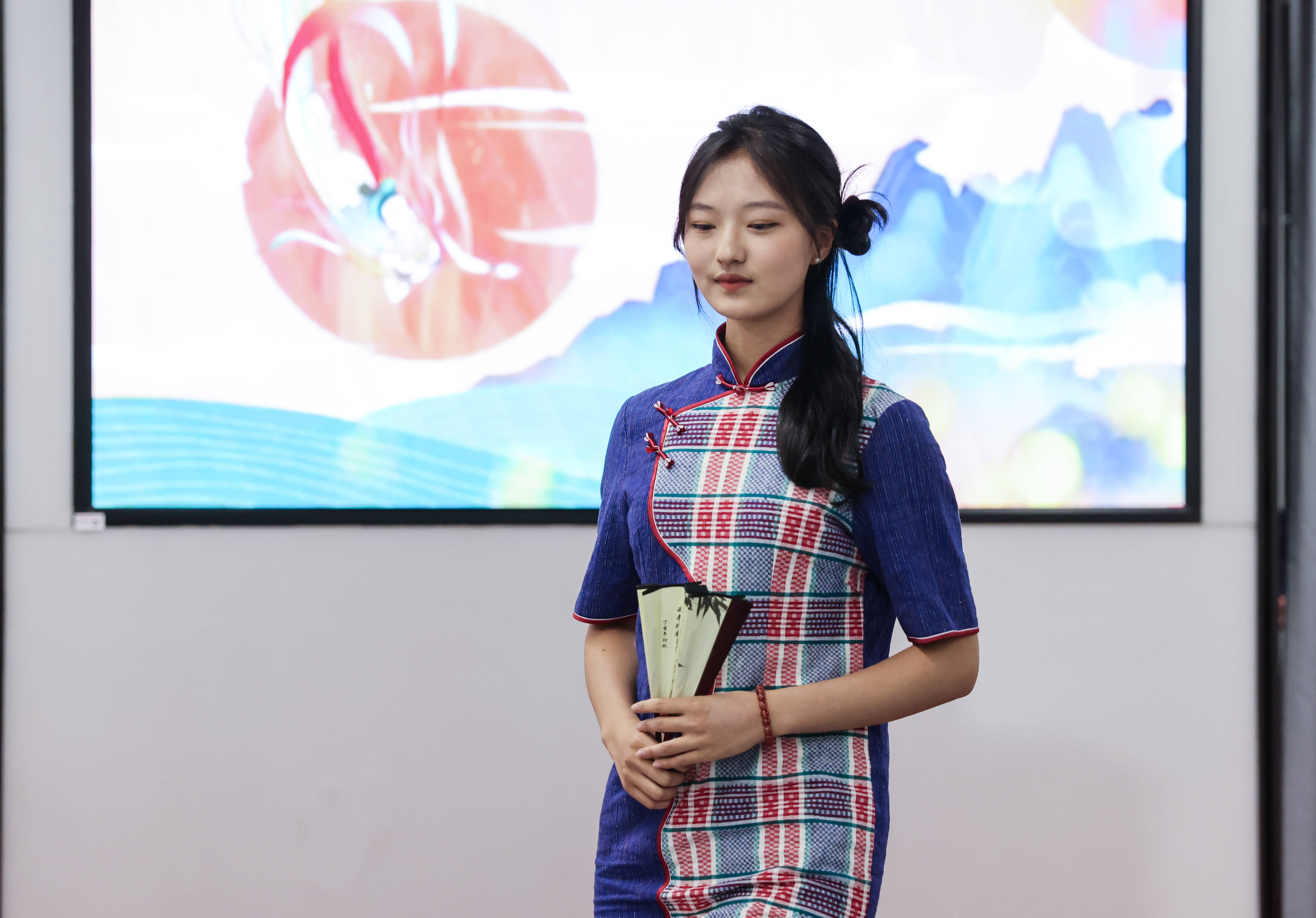 在实践中感受传统棉纺织工艺的精细与复杂,海峡两岸青年学生土布服饰