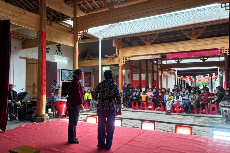 何贱来摄11月23日,江西省宜丰县潭山镇红色艺术团演员在该镇红色教育