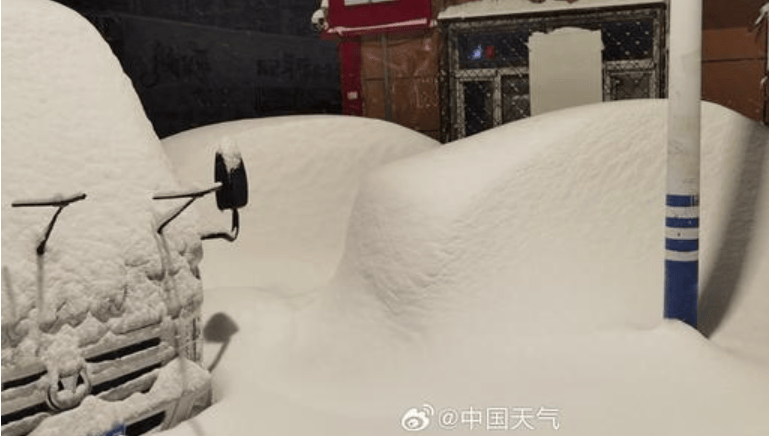 鹤岗暴雪过后，车主开启挖宝寻车模式