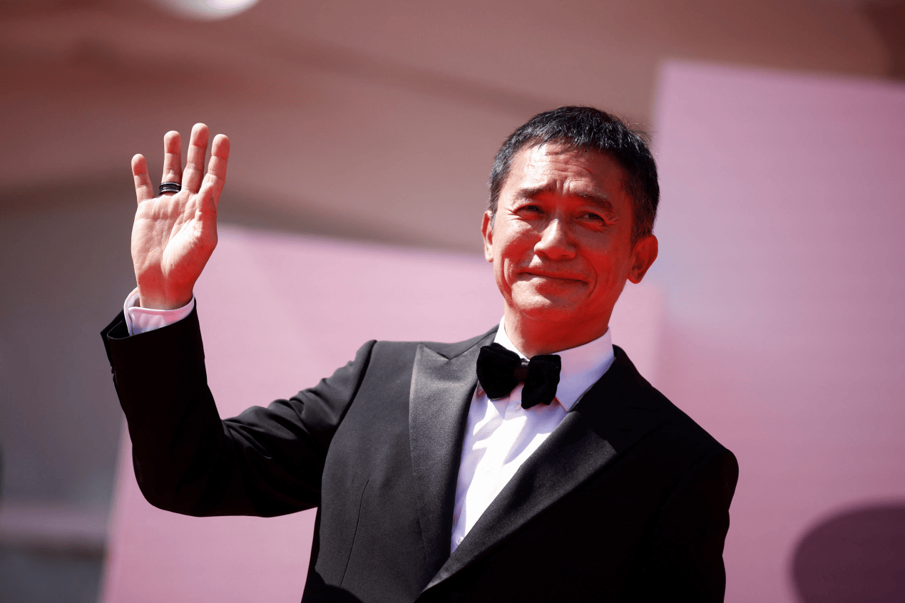 港媒:梁朝伟再获香港演艺学院授荣誉博士,成"双博士"影帝