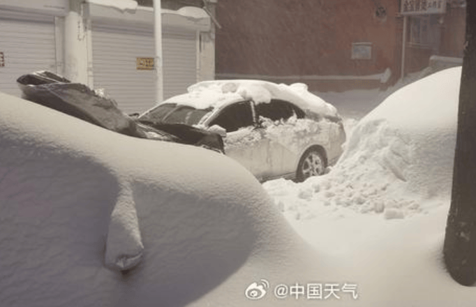 鹤岗暴雪过后，车主开启挖宝寻车模式