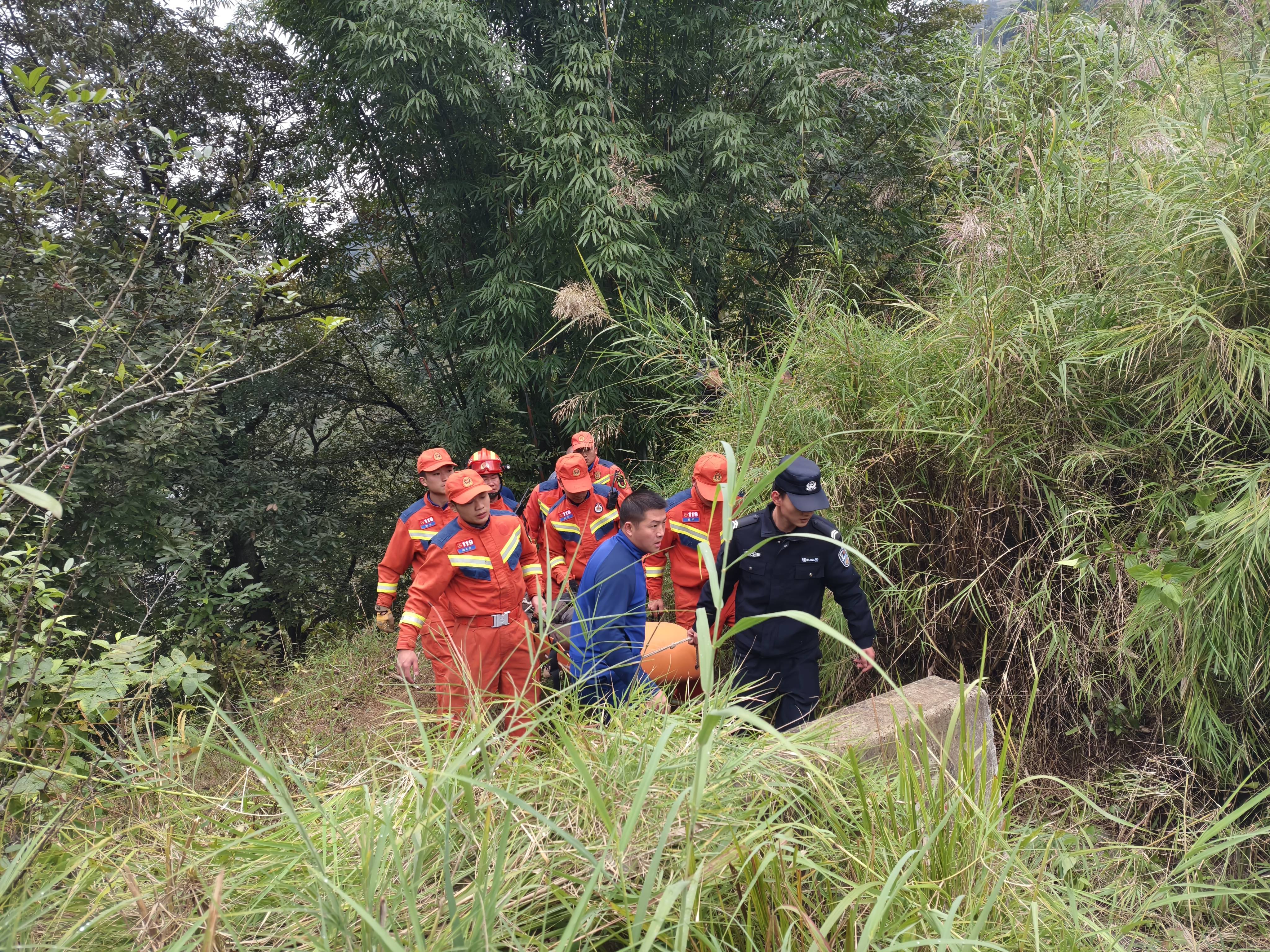 云南一94岁老人上山砍柴跌落山沟，36小时后获救