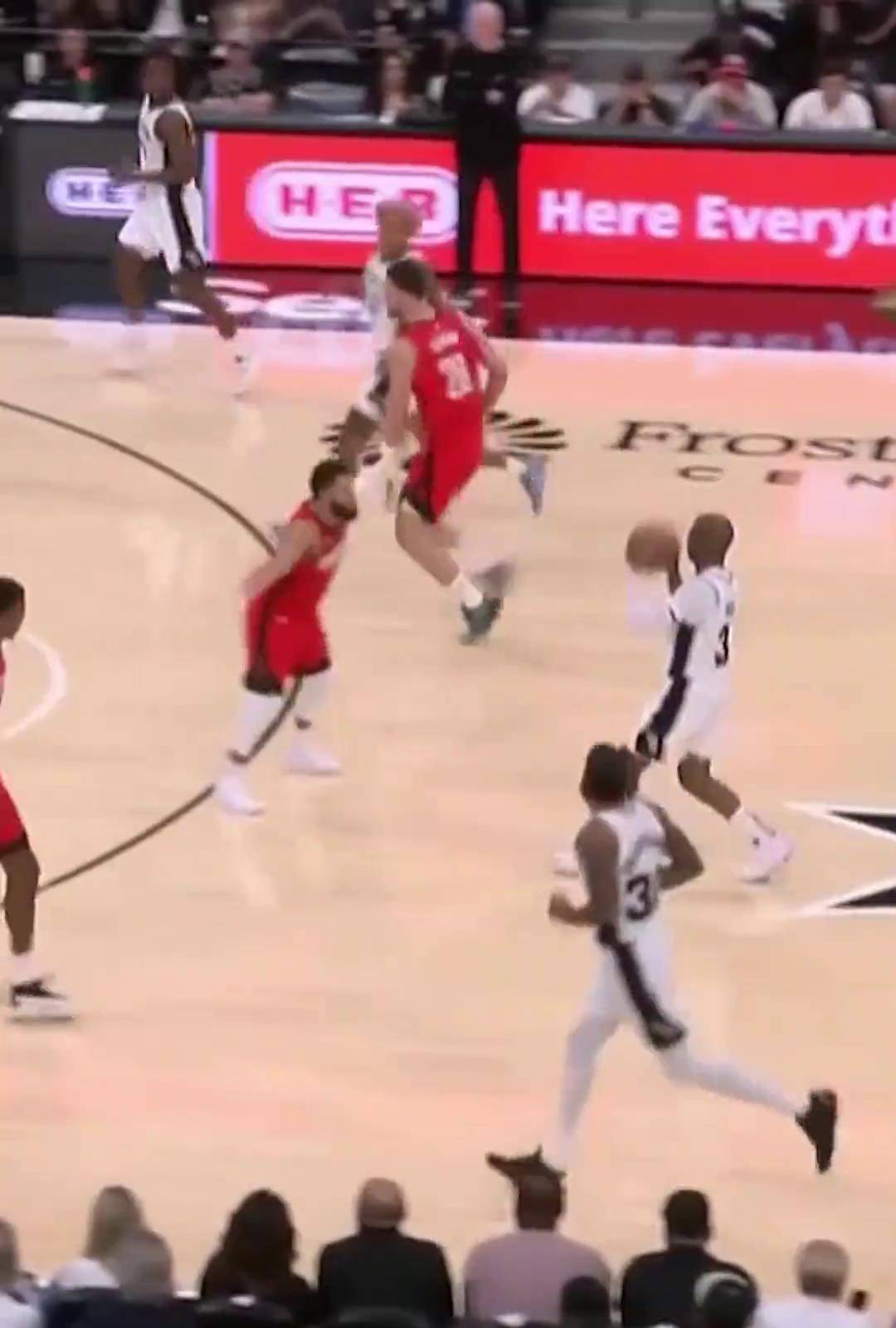 保罗在纠缠中给了狄龙脑袋一巴掌火箭马刺冲突 炮拳警告 nba