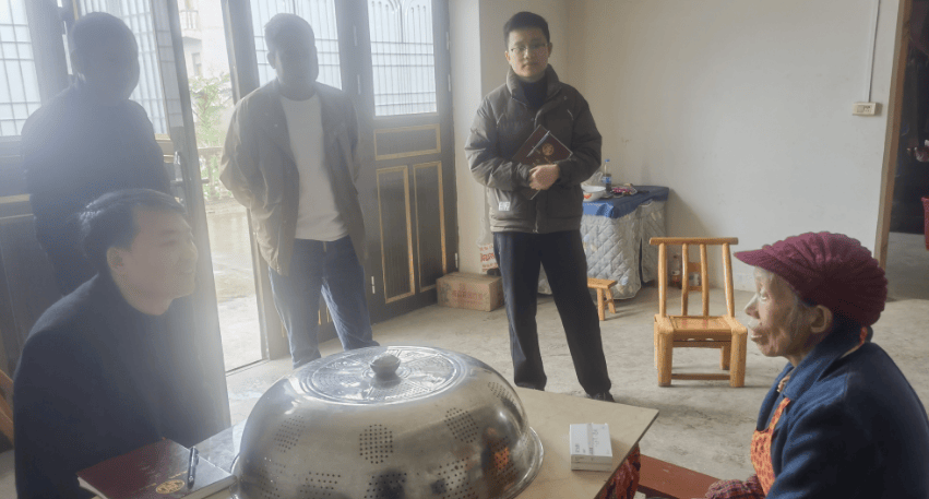 11月25日，县民政局党组成员、副局长杨启华一行到民和镇洪坪村走访拟新增