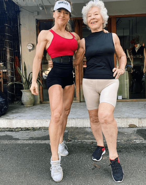 75岁奶奶疯狂健身4年,魔鬼式自律震撼网友:这身材,前后对比太大了!