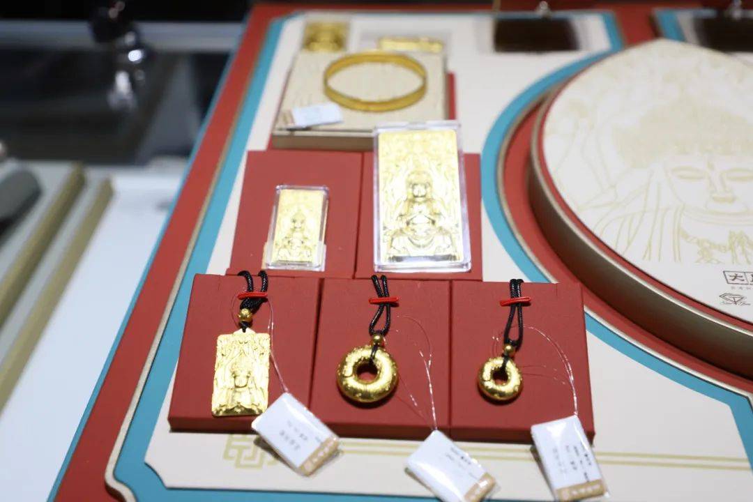 大足石刻首款文创金饰“大足金”上架销售