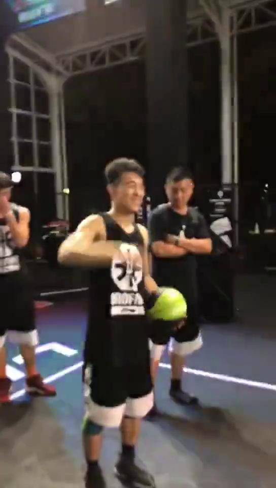 韩曙光是一位拥有精准三分 弹跳出色的小个子球员.