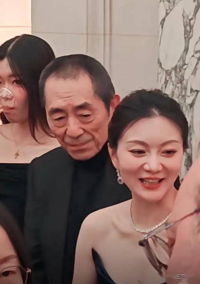 张艺谋老婆18岁怀孕图片