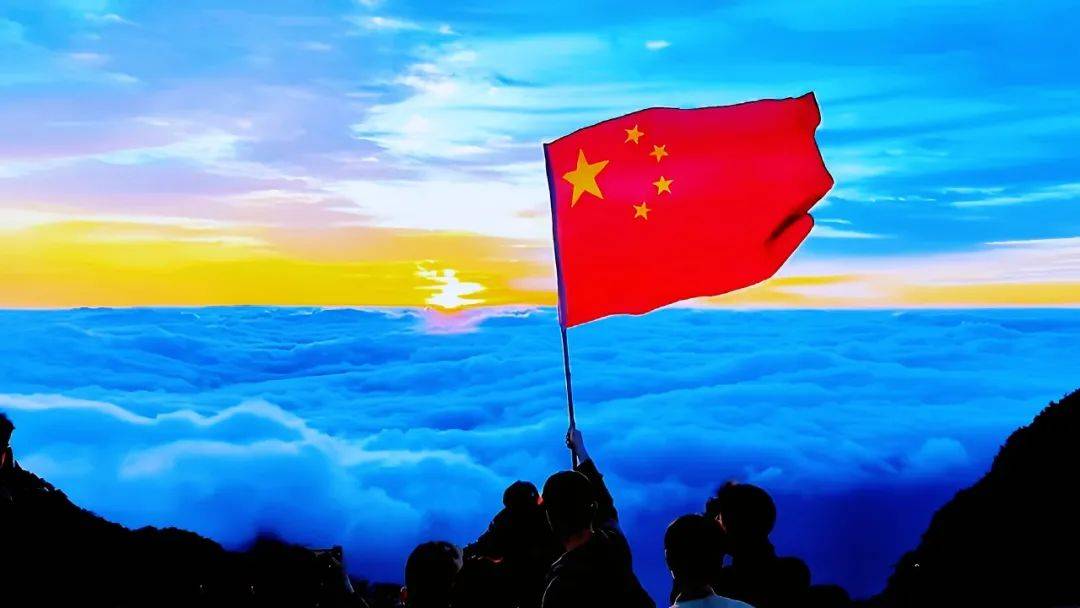 《破晓东方》鲜艳的五星红旗在泰山山顶飘扬,与朝阳交相辉映,如此勃勃