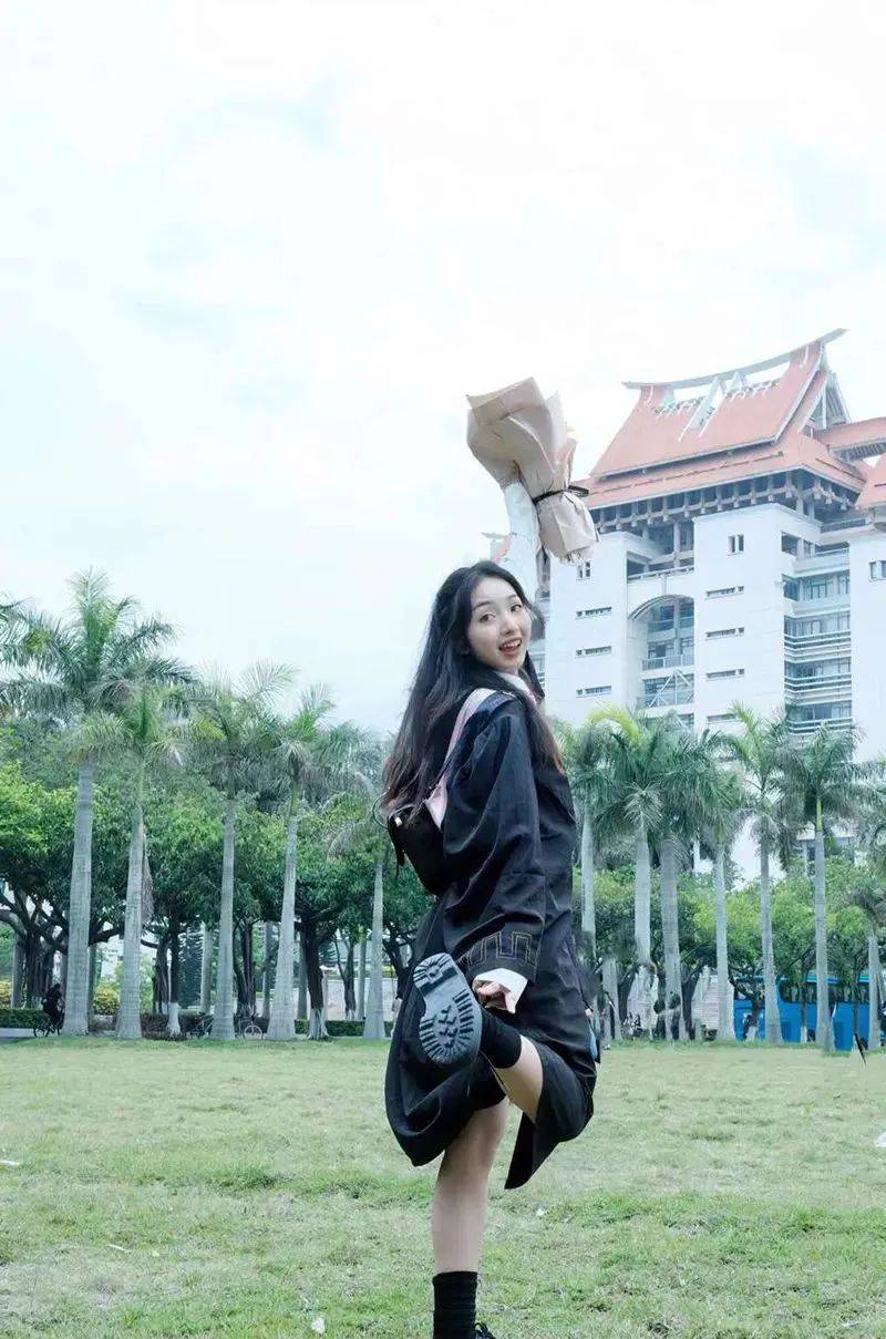 毕业于厦门大学嘉庚学院这名女生叫余天羽表现落落大方,赢得满堂喝彩