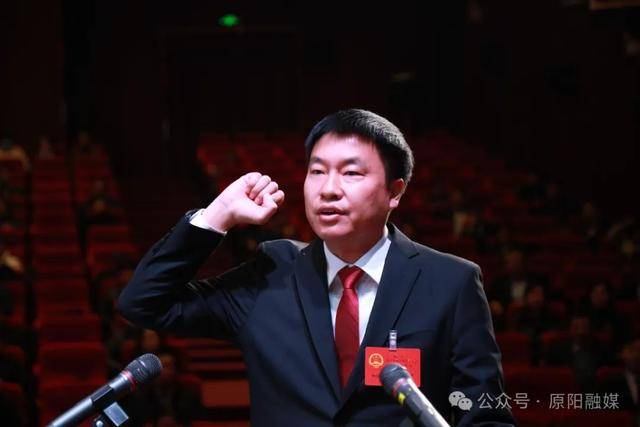 县委书记刘兵代表县委,向大会的圆满成功和新当选的原阳县人民政府