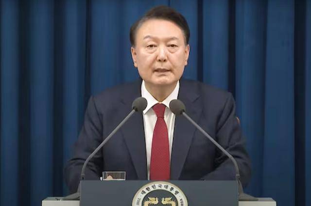 韩国深夜惊奇：尹锡悦突然发动紧急戒严 国会顶住军队投票否决