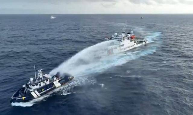 黄岩岛领海基线刚公布，菲律宾上门讨打，“硬接”我国海警水炮