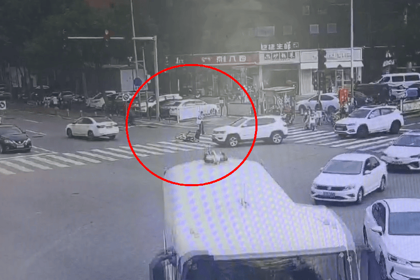 北京街头，一男子同路口1小时2次事故！报警了！