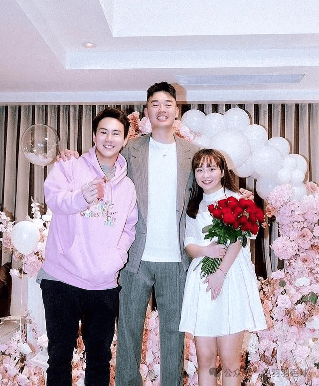 羽毛球奥运冠军成功求婚女友,中国球迷却说无法祝福