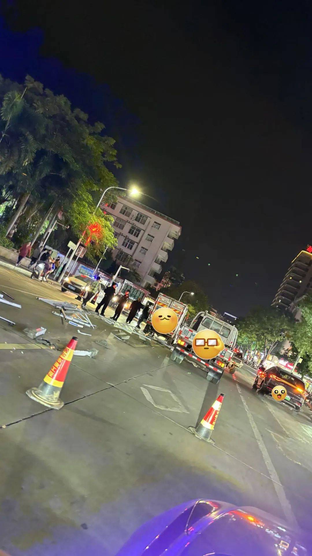 曙光路发生车祸,现场一片凌乱!