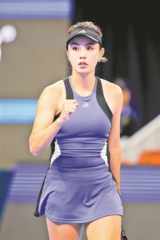 中国网球运动员王蔷在个人社交平台晒出与男友张浩领证的照片,宣布