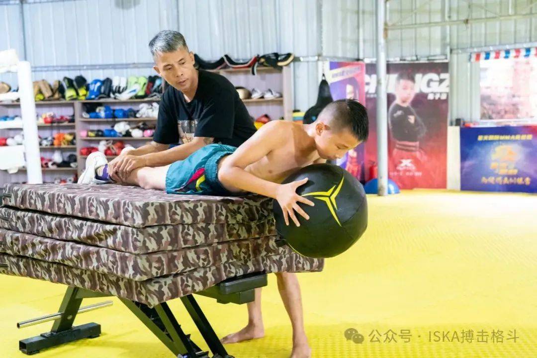 来自罗定的"新时代好少年"陈子豪:被称作搏击界的"游隼小子"!