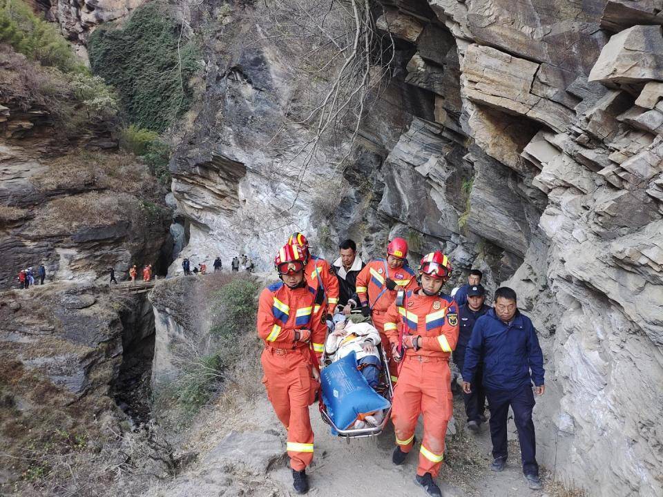 云南虎跳峡天梯摔死图片