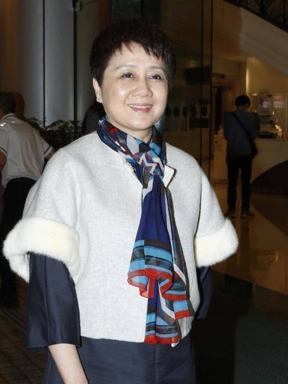 赌王四太梁安琪的腿很绝，年轻时身材很好，怪不得常年穿短裙_命运_时尚_岁月