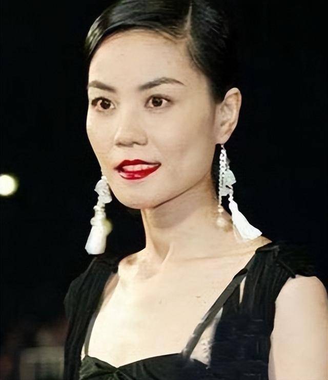 王菲又分手了！张柏芝为断谢霆锋后路，带3儿子下嫁小9岁男友