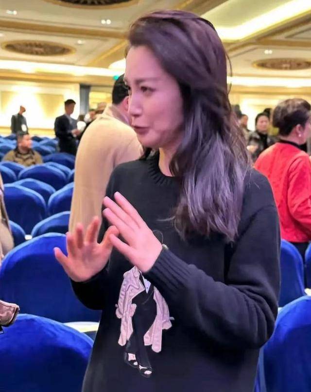 51岁李冰冰卸下伪装，取出假体融掉玻尿酸，选择自然老去