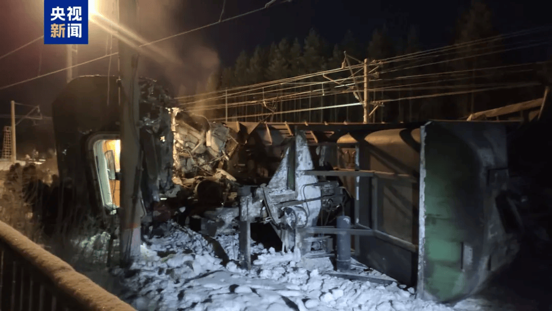 零下27℃，两列火车相撞，载有326名旅客