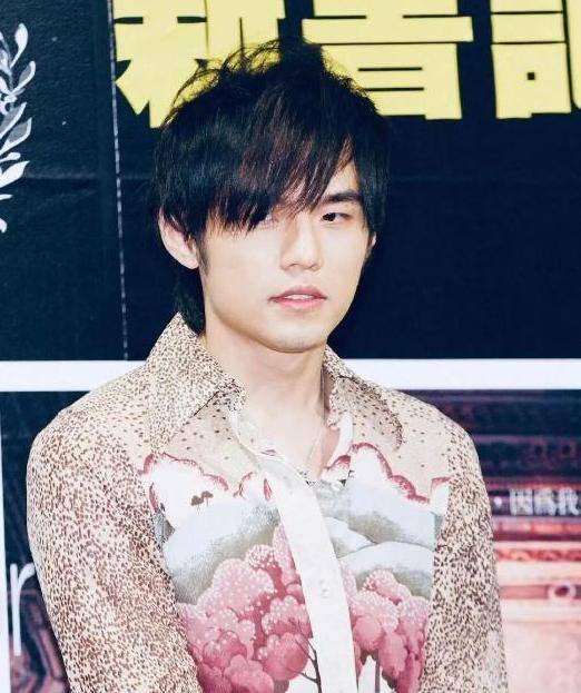 周杰伦晒儿女照,大女儿可以背小女儿了,一家人温馨甜蜜