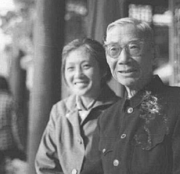 两任妻子郁郁而终,原配子女无一送终,只有小女儿陪伴左右_戴传_权桂云