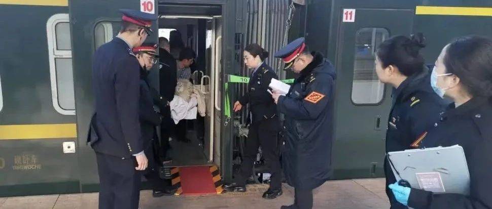 紧急救助,列车提前5分钟抵达……_呼和浩特_救治_旅客