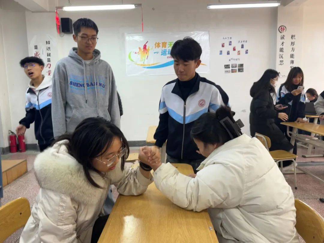 力拔山河"掰手腕大赛