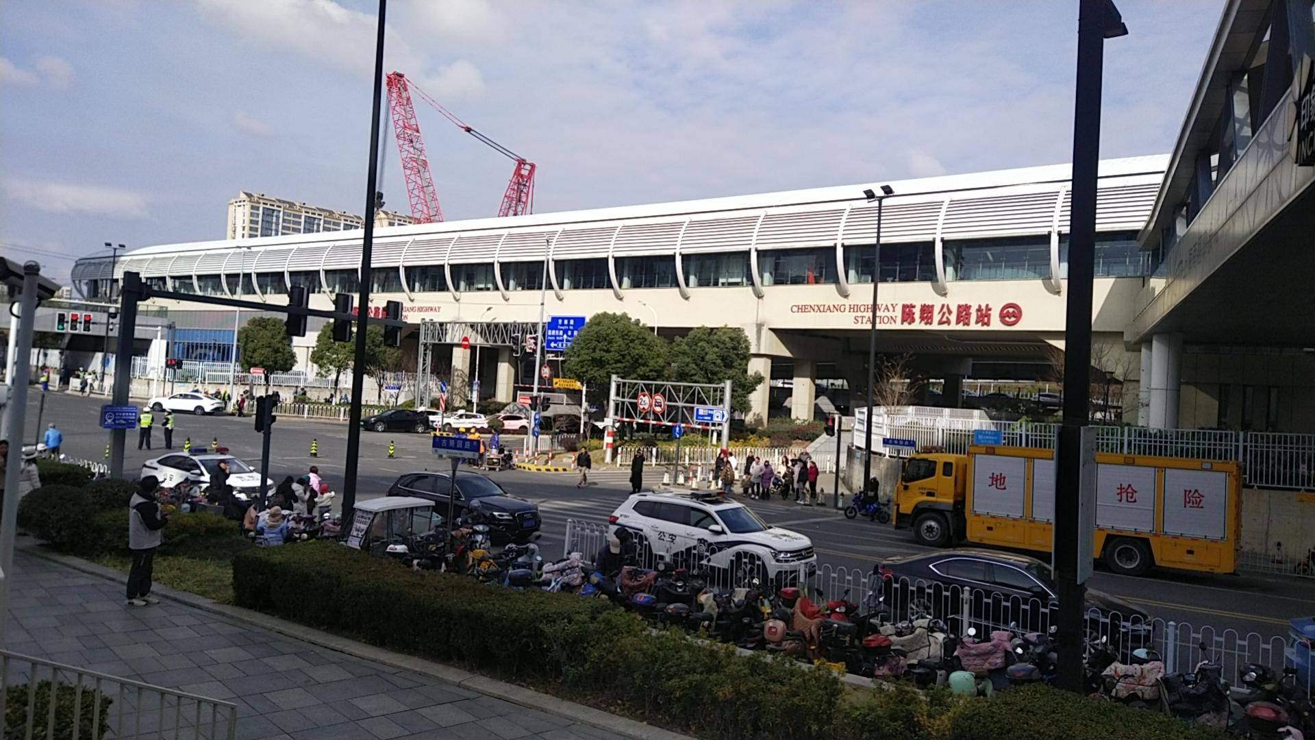 多图直击上海地铁遭塔吊侵入抢修现场：受损列车尚未驶离