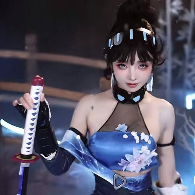 生死狙击2:走路摇cos女角色皮肤,蓝色紧身小背心!