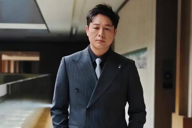 從“萬(wàn)人捧”到“眾人罵”，這一路走來(lái)，張頌文到底做錯(cuò)了什么？