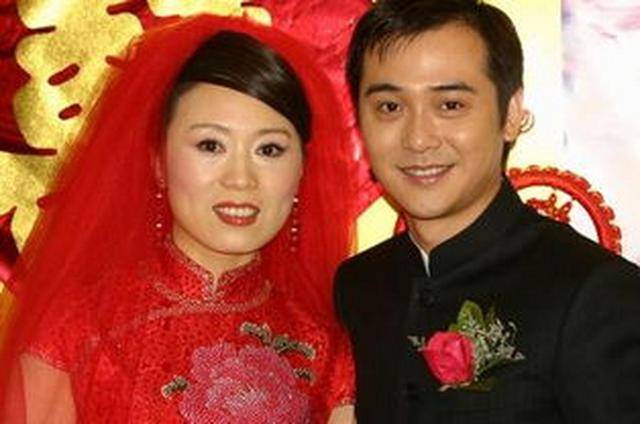 他长得帅，演技好，不顾一切娶大15岁妻恩爱至今，没生孩子也幸福